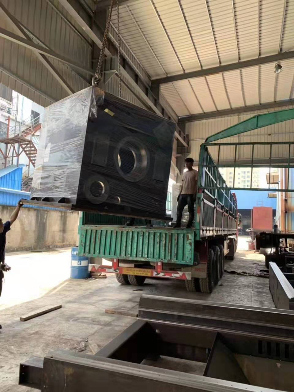 滿滿一車“大型自動化設備機架”發(fā)貨江蘇